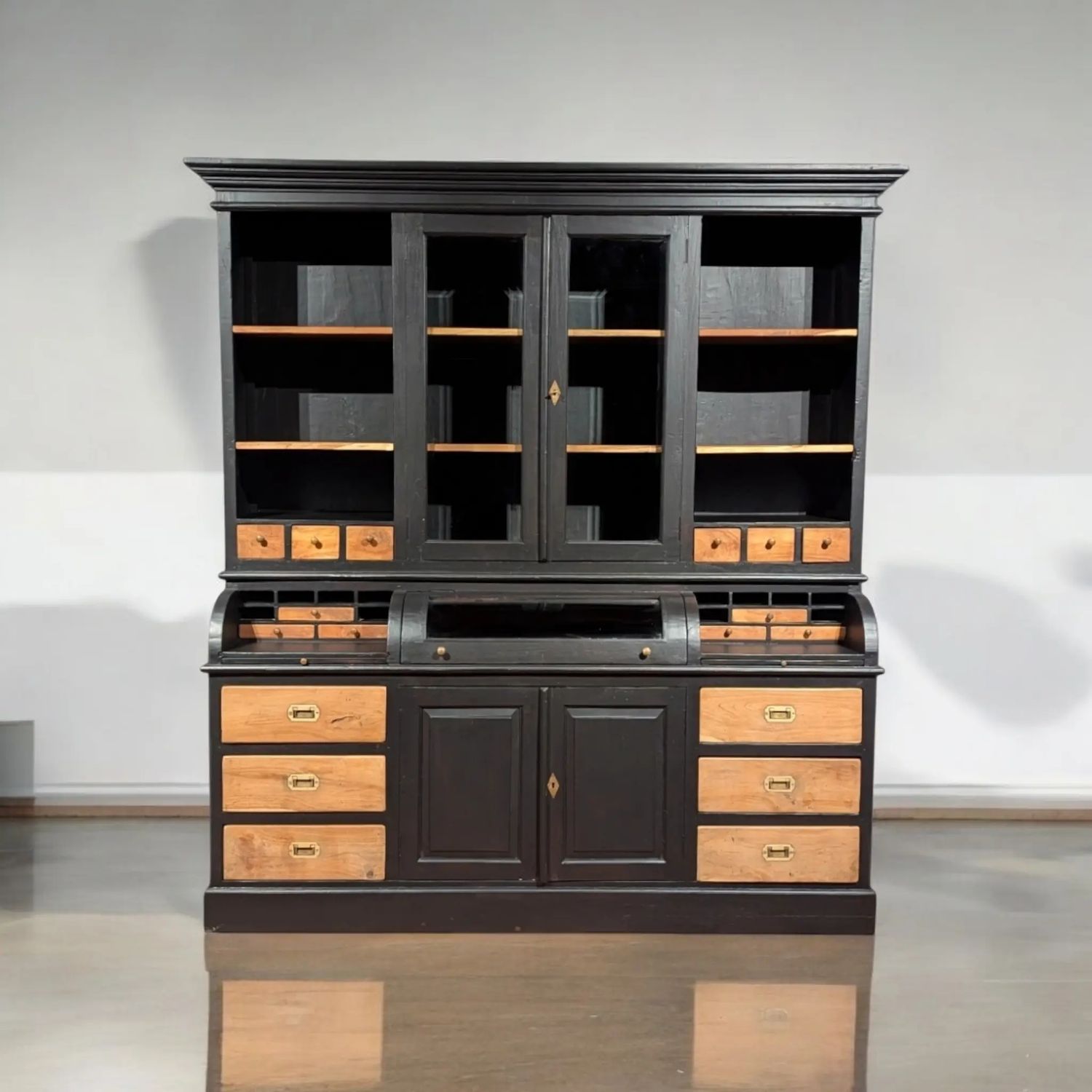 Zwarte teakhouten grutterskast 204 cm - industriele buffetkast - ideaal voor keuken of woonkamer.
