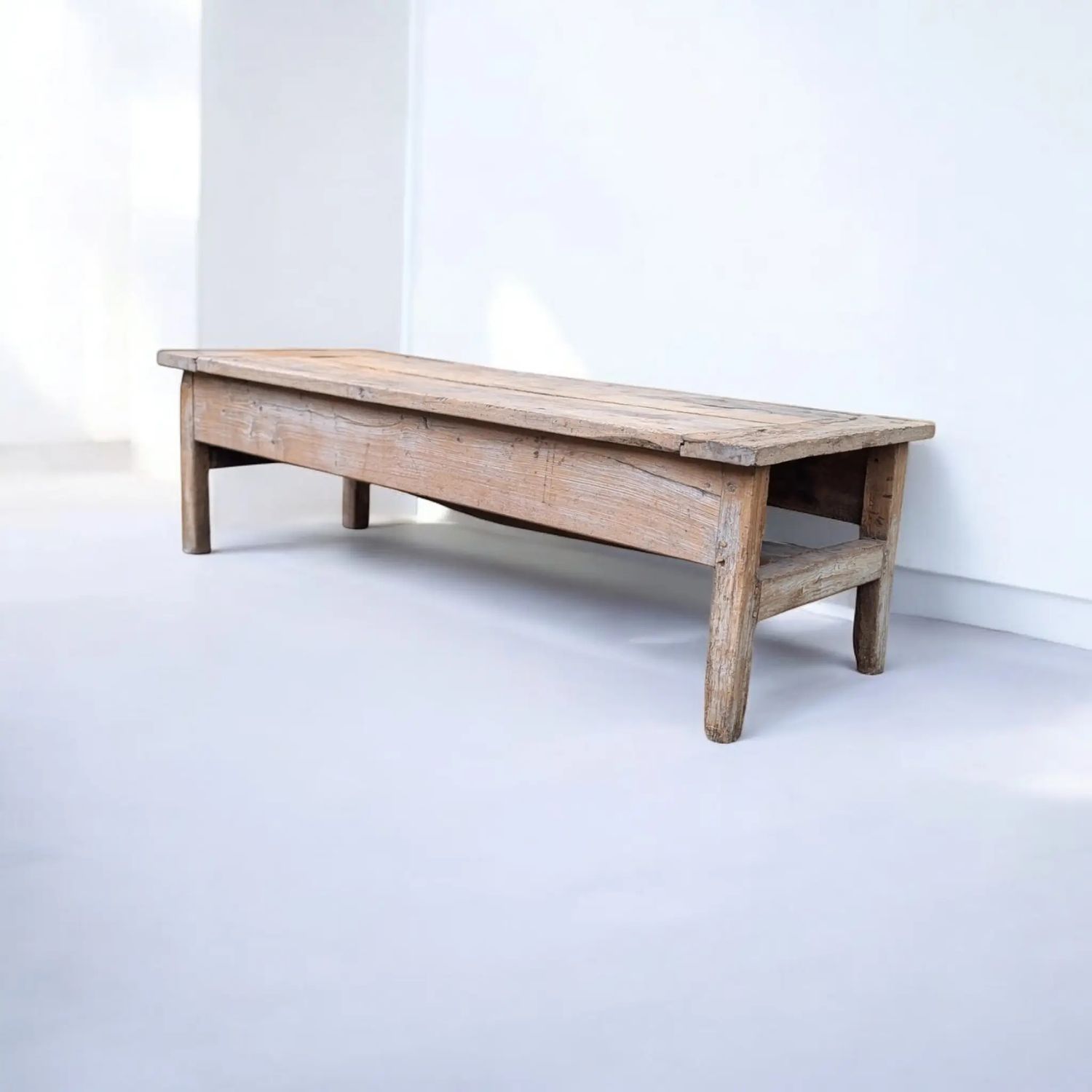 Oude houten salontafel met robuuste, rustieke uitstraling, gemaakt van gerecycled hout.