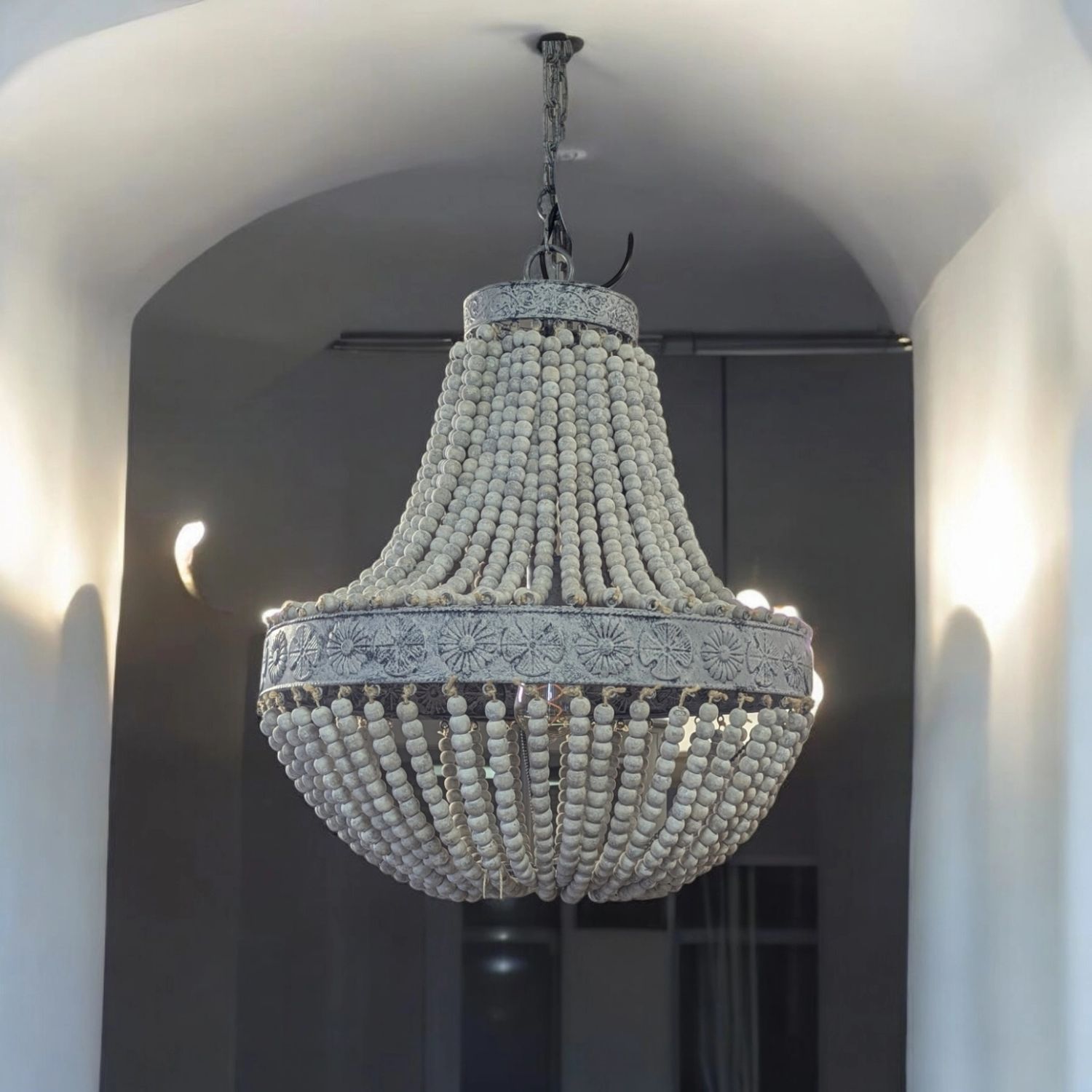 Houten Kroonluchter met Witte Kralen – Bohemian Hanglamp voor Landelijk Interieur