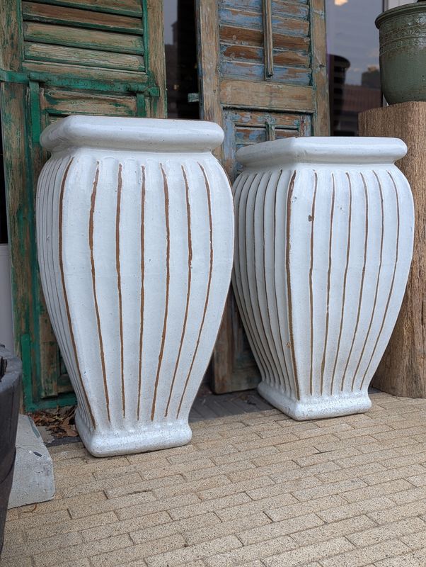 Grote geglazuurde stenen potten – stijlvolle decoratie voor binnen en buiten ( 2 stuks)