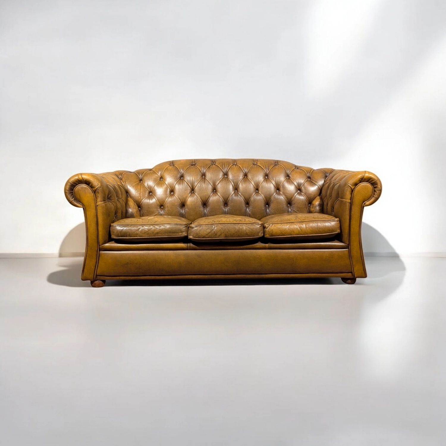 Oude Chesterfield 3-zits bank – Tijdloze stijl en comfort voor jouw interieur - Unieke vintage meubels vind je bij Woonwinkel FF Iets Anders in Goirle bij Tilburg