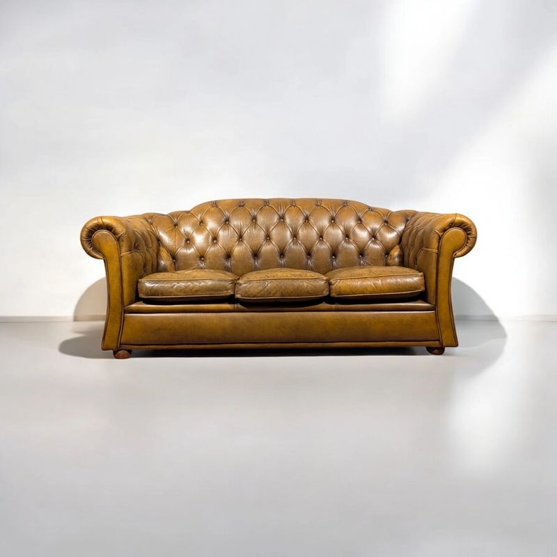 Oude Chesterfield 3-zits bank – Tijdloze stijl en comfort voor jouw interieur - Unieke vintage meubels vind je bij Woonwinkel FF Iets Anders in Goirle bij Tilburg