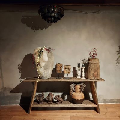 Lage sidetable of bankje van robuust hout met natuurlijke decoratie - perfect voor hal of woonkamer.