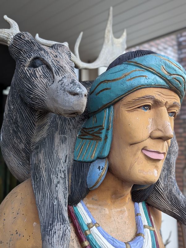 Levensgroot Handgesneden Houten Standbeeld – Authentieke Amerikaanse Indiaan (1m90)