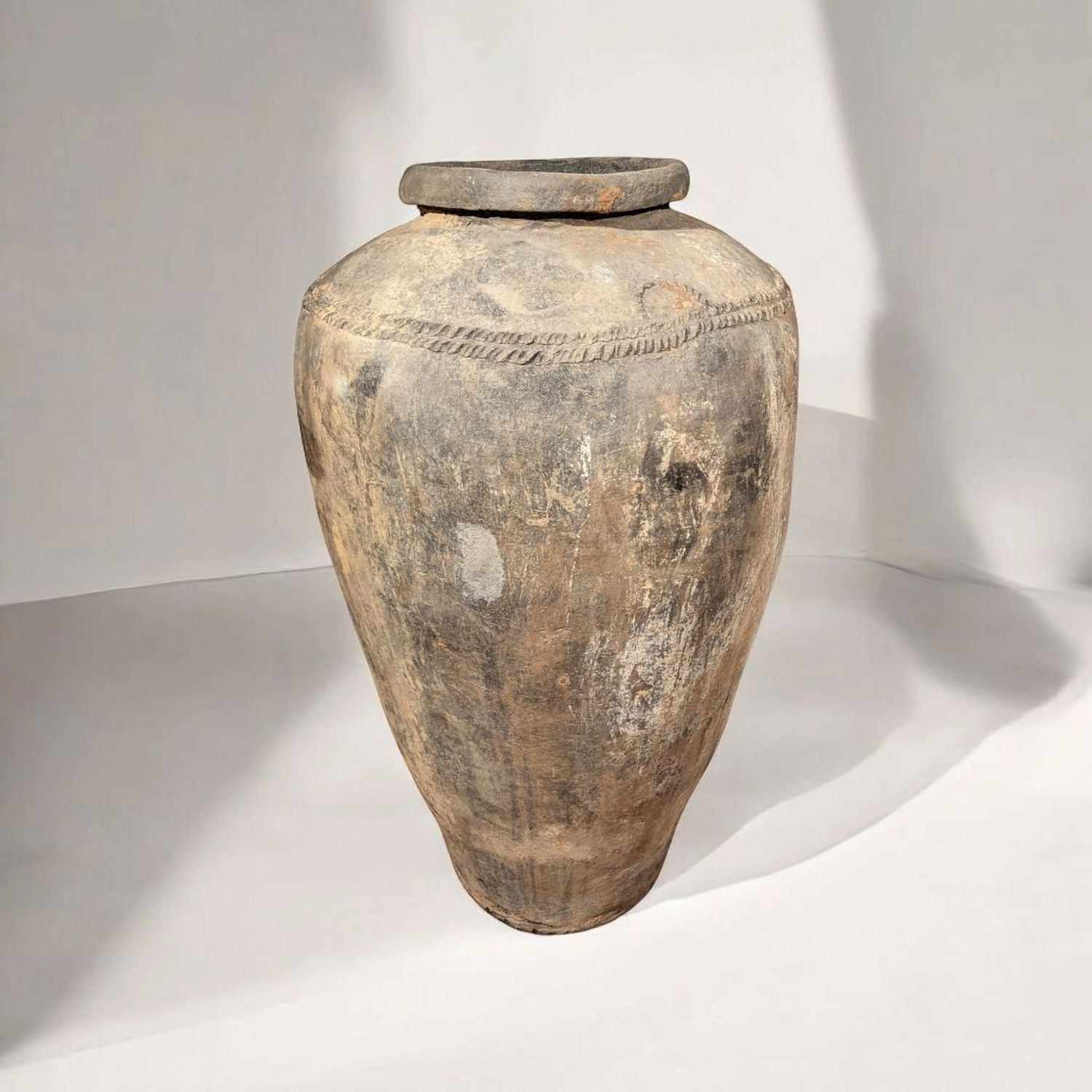Oude stenen pot – Grote kruik voor binnen en buiten, sfeervolle decoratie