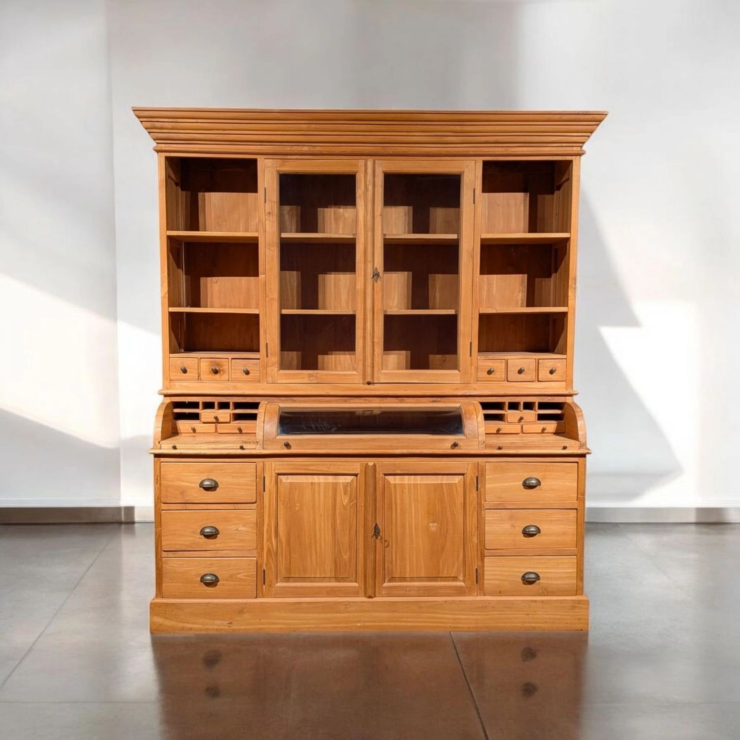 Grutterskast aus Teakholz – Authentischer Buffetschrank mit Glaskugelventil