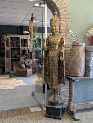 Goudkleurig Tempel Boeddha Beeld uit Thailand – Handgemaakt en Gedetailleerd Houtsnijwerk