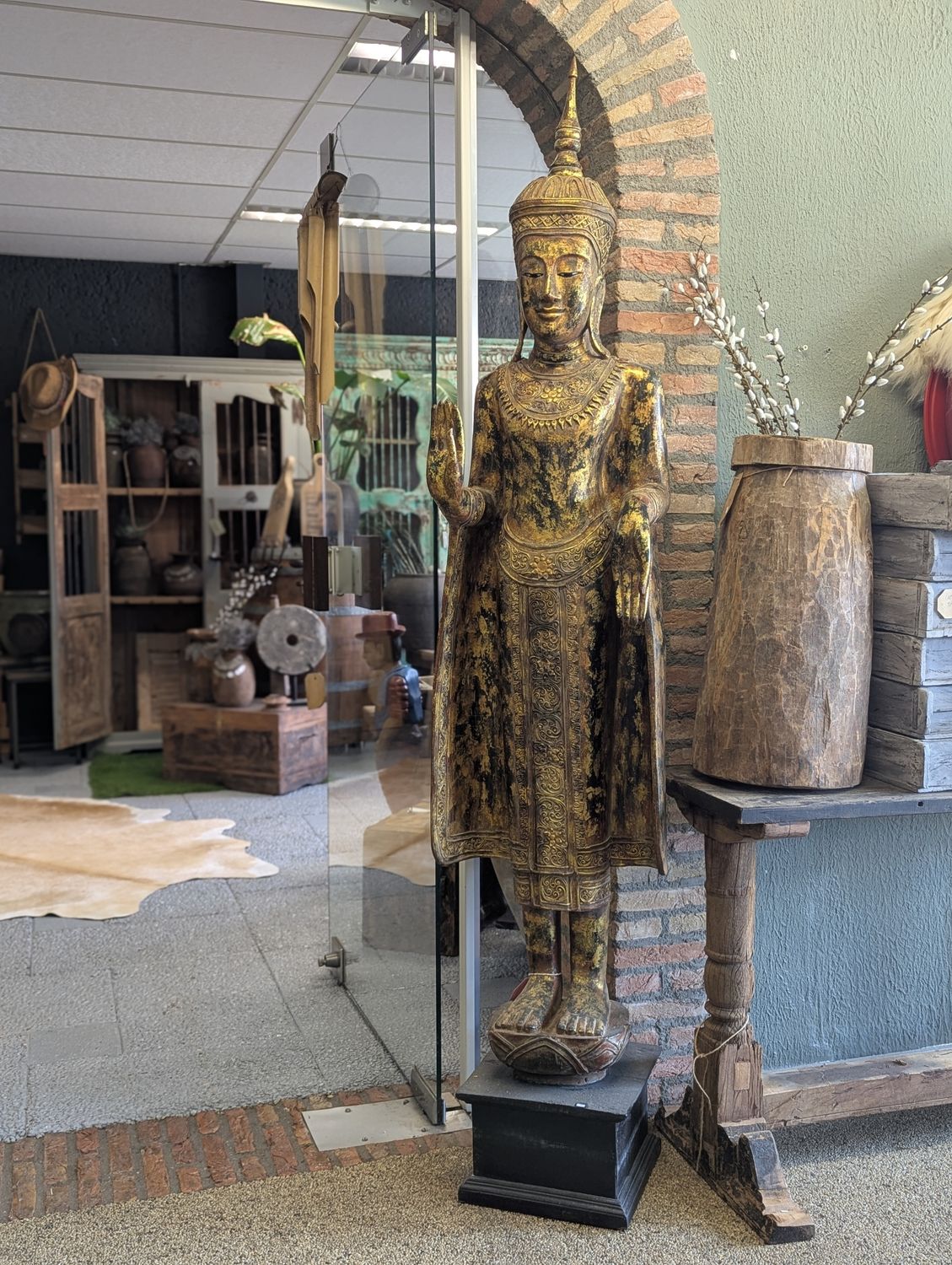 Goudkleurig Tempel Boeddha Beeld uit Thailand – Handgemaakt en Gedetailleerd Houtsnijwerk