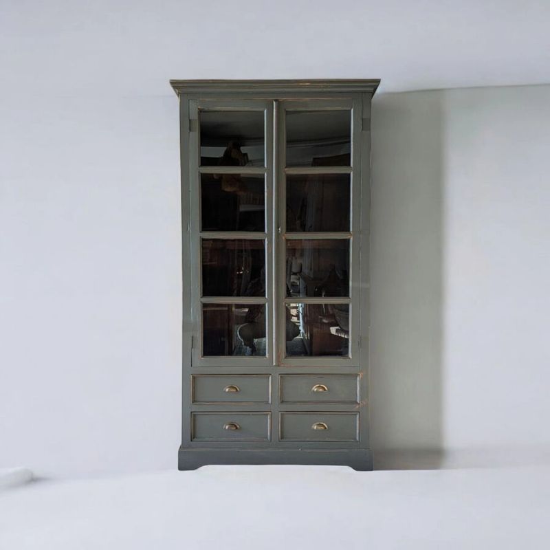 Teakhouten vitrinekast donkergrijs – vintage kast met glazen deuren en messing details