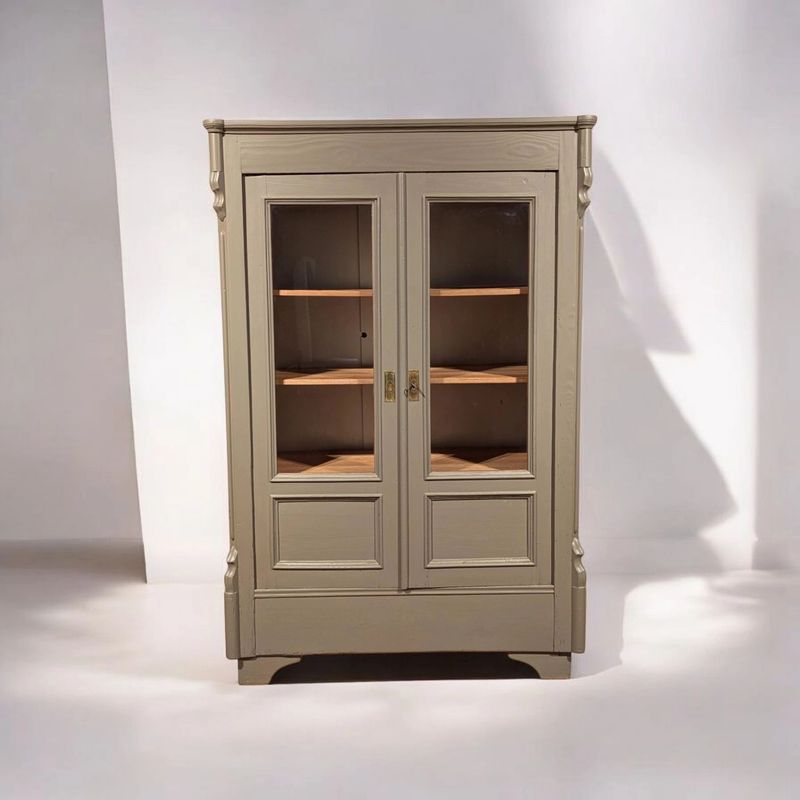 Vitrine en bois couleur argile et intérieur blanc - armoire de campagne avec portes vitrées et étagères en bois Vitrine en bois couleur argile et intérieur blanc - armoire de campagne avec portes vitrées et étagères en bois