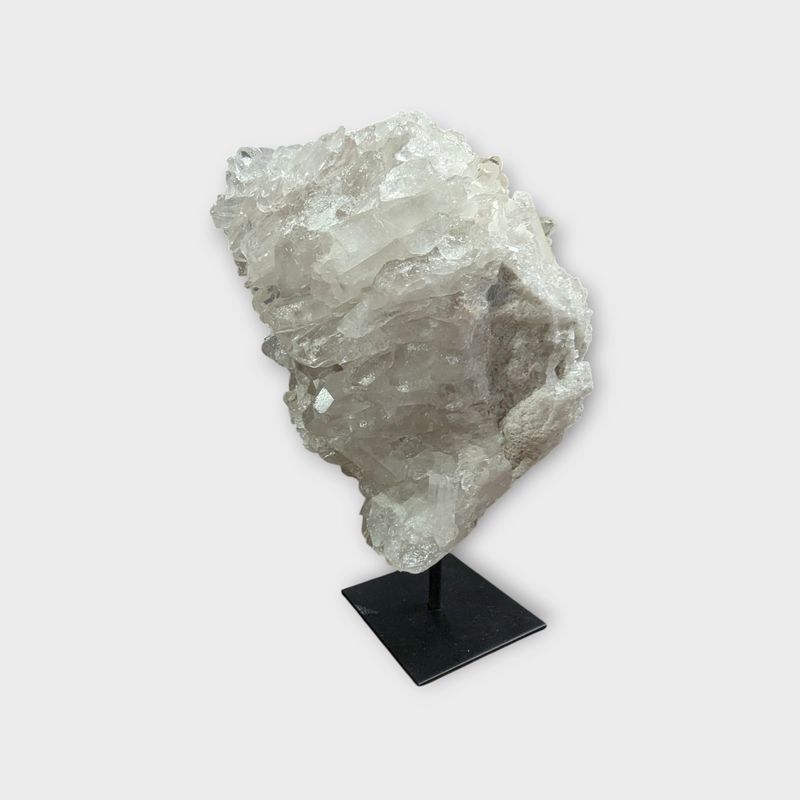 Bergkristal op Standaard – Zuiverende Edelsteen Decoratie | H 22 x B 14 cm