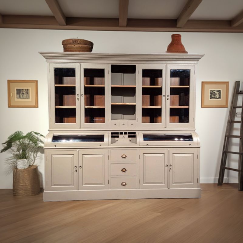 Großer Grutterskast-/Buffetschrank mit konvexen Glasklappen – Lehmfarbe und koloniales Teakholz Großer Lebensmittelschrank in Lehmfarbe mit gewölbten Glasklappen – Teakholz-Sideboard im Landhausstil
