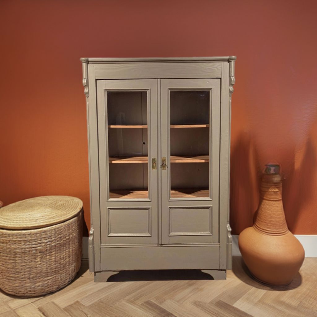 Holzvitrine in Lehmfarbe mit Glastüren und rustikaler Optik – stilvoller Aufbewahrungsschrank für Wohnzimmer oder Küche