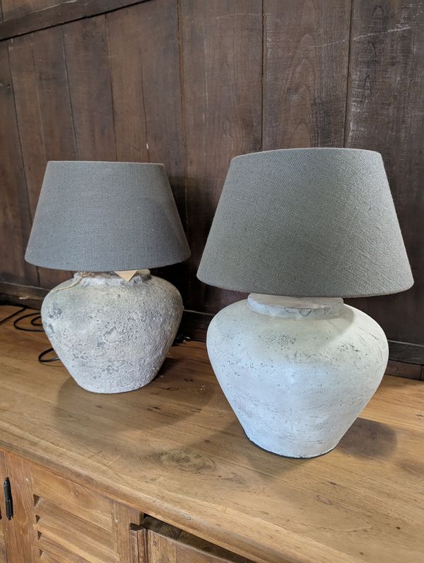 Betonlook Tafellamp met Taupe Kap – Sfeervolle Nachtlamp of Woonaccessoire
