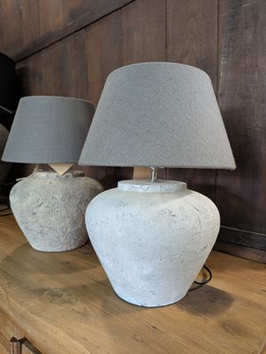Betonlook Tafellamp met Taupe Kap – Sfeervolle Nachtlamp of Woonaccessoire