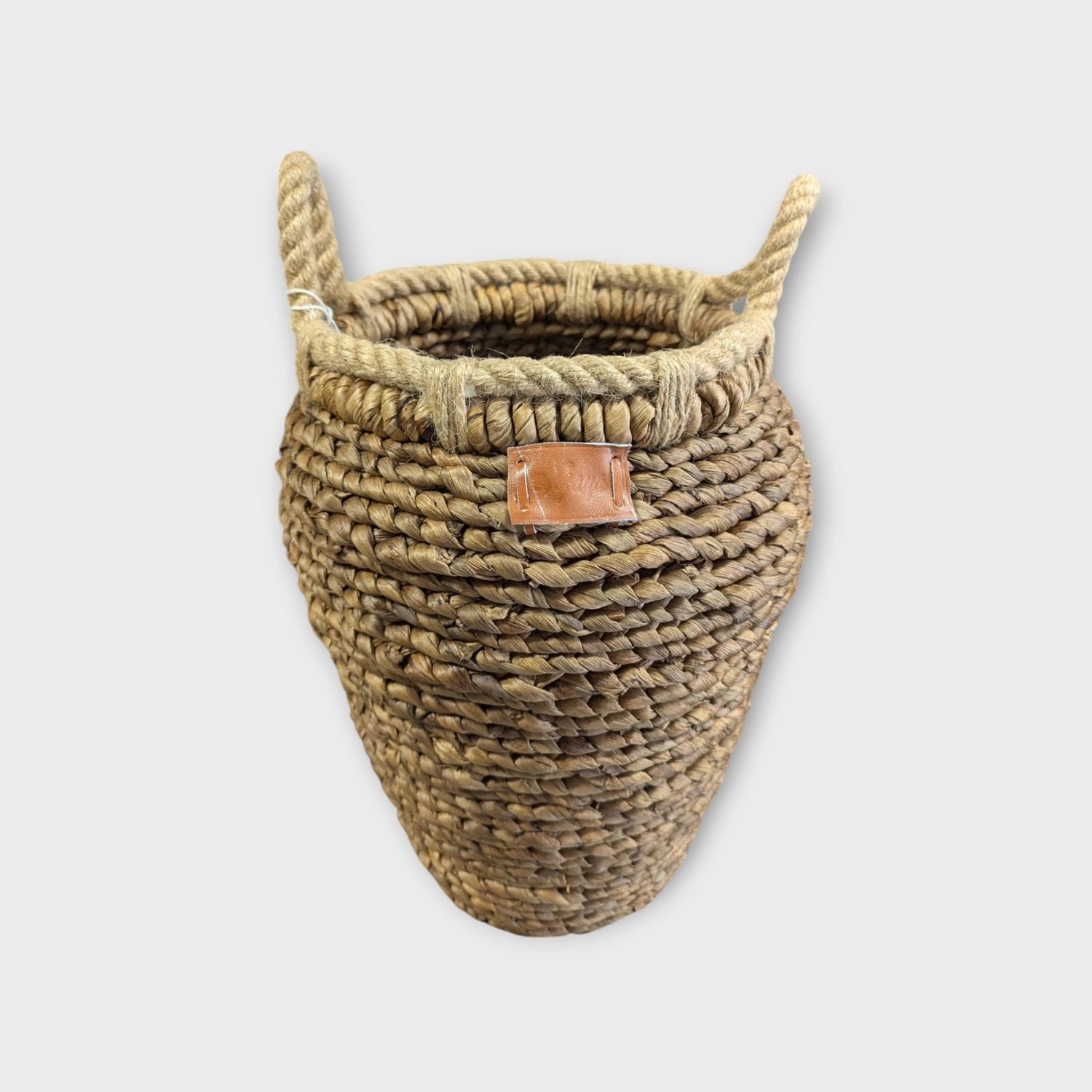 Decoratieve Mand in Vaasvorm van Bananenblad – Natuurlijke Mand met Touw Handvaten
