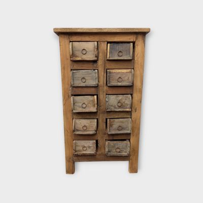 Authentischer Vintage-Schrank für Badezimmer, Schlafzimmer oder Flur aus alten Holz-Steinformen.