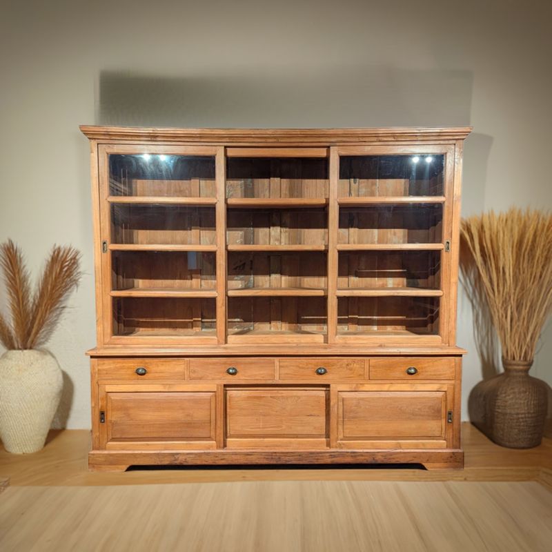 This sideboard can be perfectly combined with various living styles such as industrial, rural, vintage or bohemian.