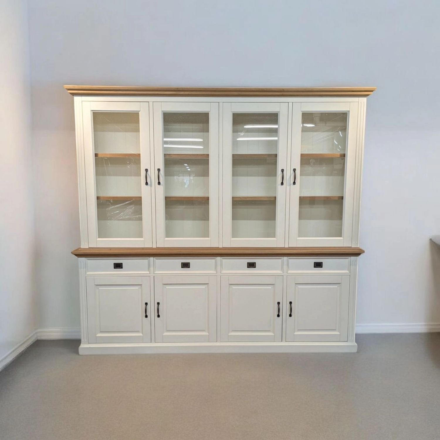 Stijlvolle Richmond buffetkast met wit hout en eikenblad. Soft close systeem en landelijke look. Ideaal voor woonkamer of keu