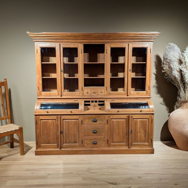 Grutterskast van teakhout met optie restyling op maat. Buffetkast met bolglazen kleppen en kleine lades. 