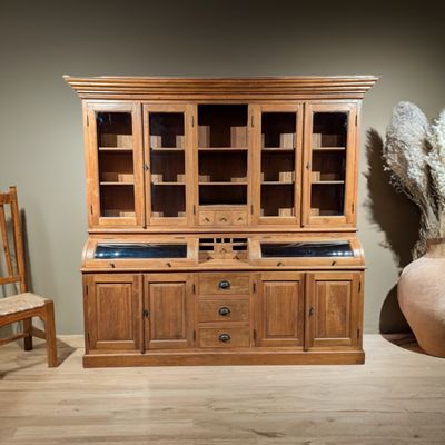 Grutterskast van teakhout met optie restyling op maat. Buffetkast met bolglazen kleppen en kleine lades. 