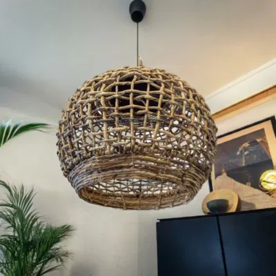 In deze categorie vind je een zorgvuldig geselecteerde collectie landelijke, industriële en robuuste verlichting.