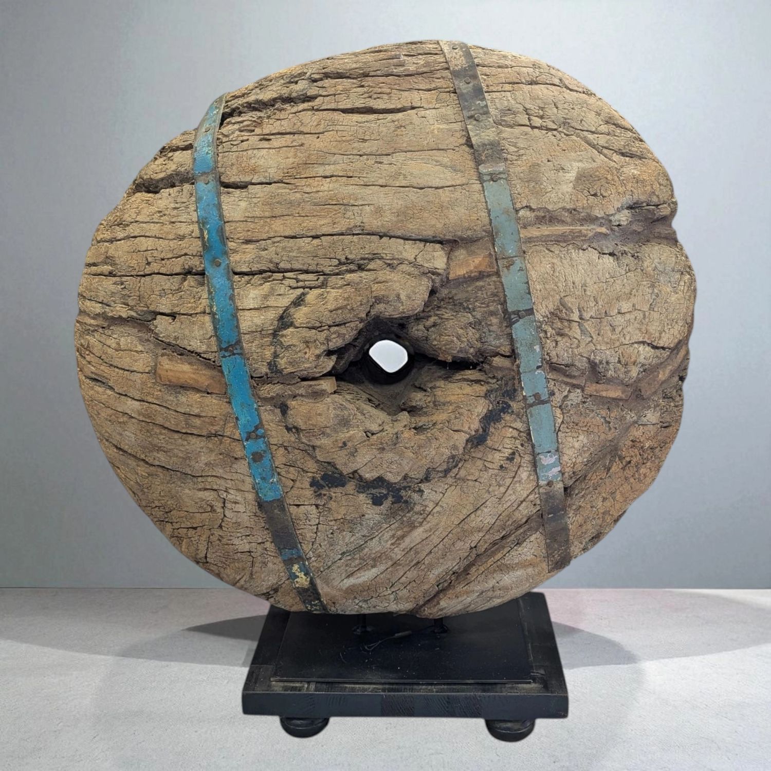 Oud houten wiel / katrol op sokkel – 90 cm hoog, uniek statement piece