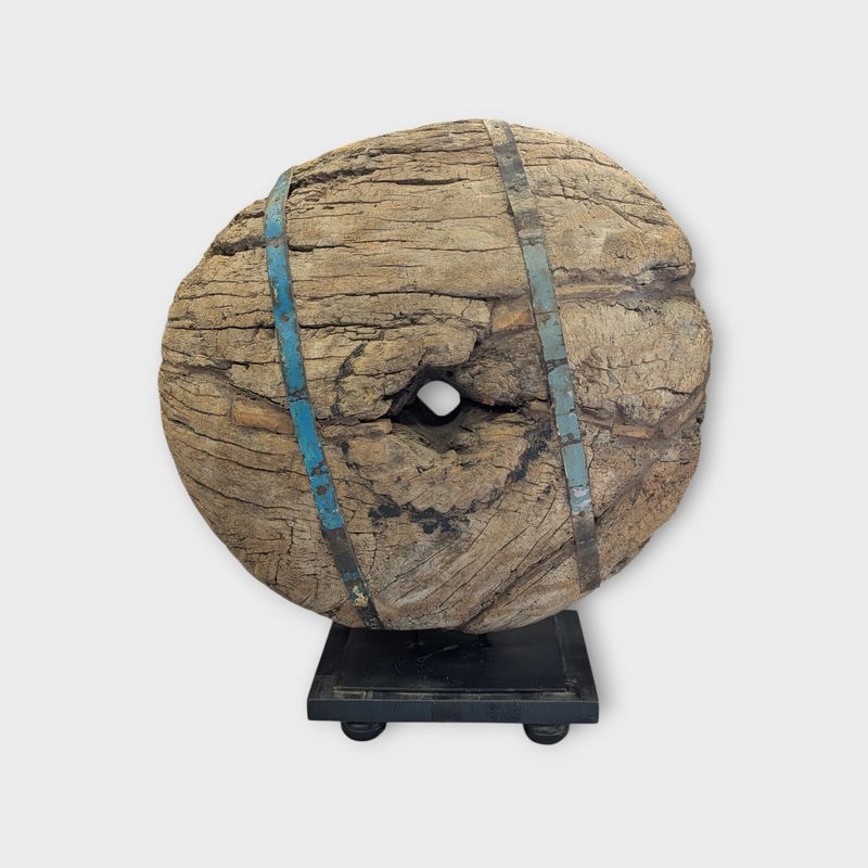 Oud houten wiel / katrol op sokkel – 90 cm hoog, uniek statement piece