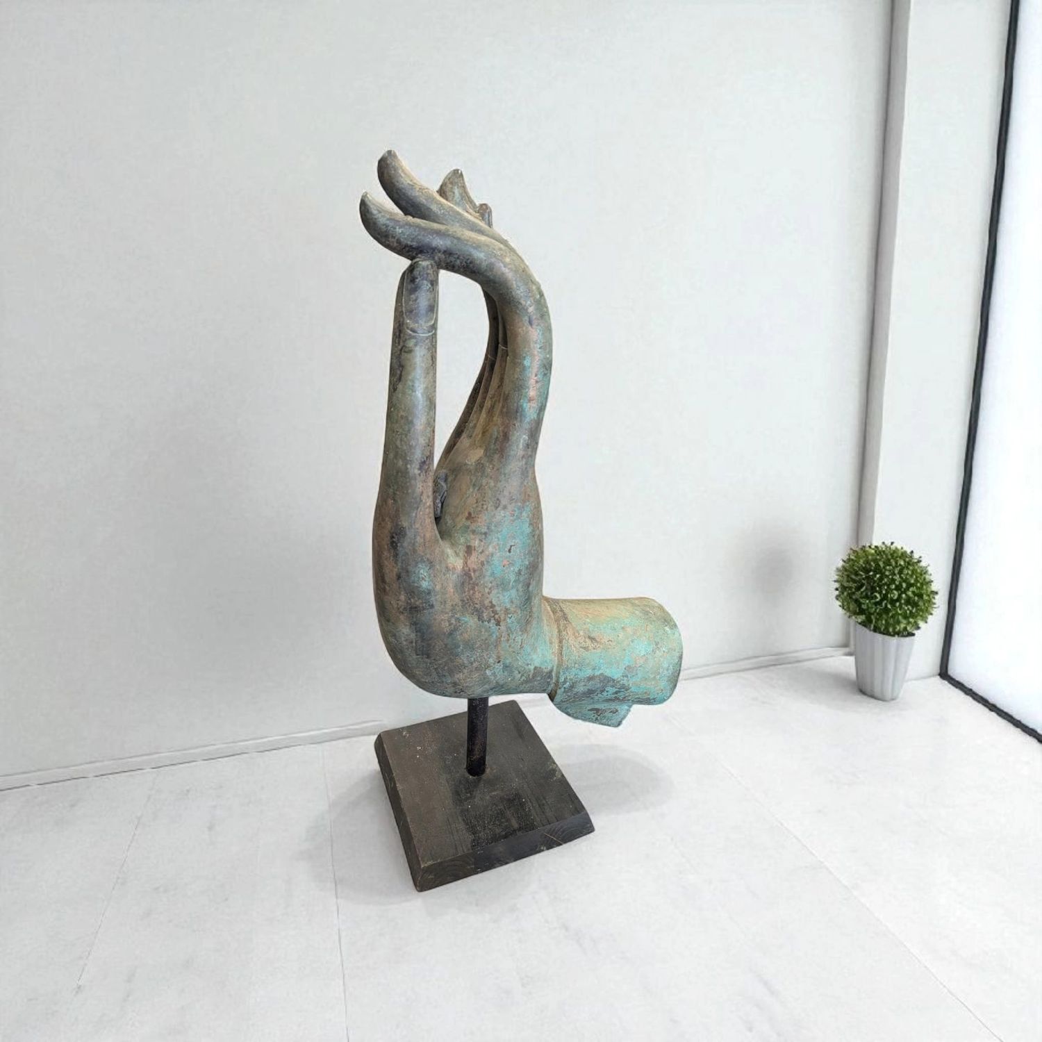 Thaise bronzen Boeddha hand in Vitarka Mudra – H 80 x B 42 x D 22