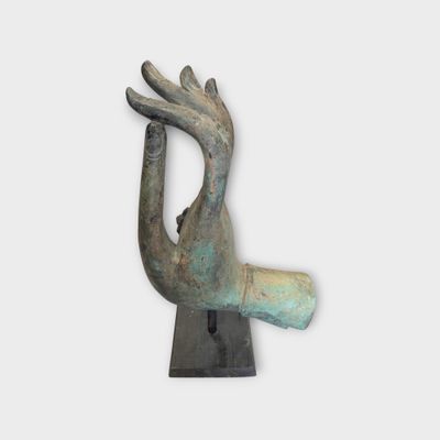 Thaise bronzen Boeddha hand in Vitarka Mudra – H 80 x B 42 x D 22
