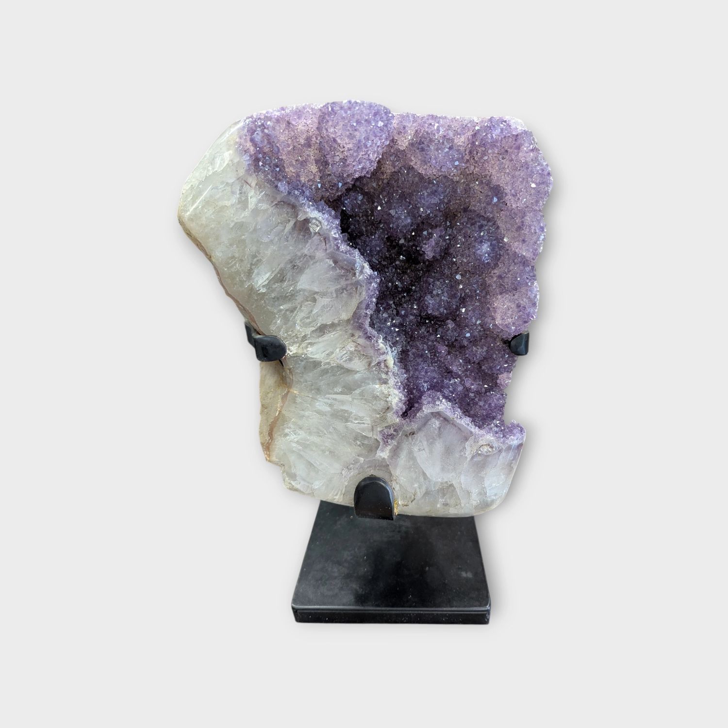 Paarse amethist op standaard uit Brazilië – Uniek decoratief mineraal