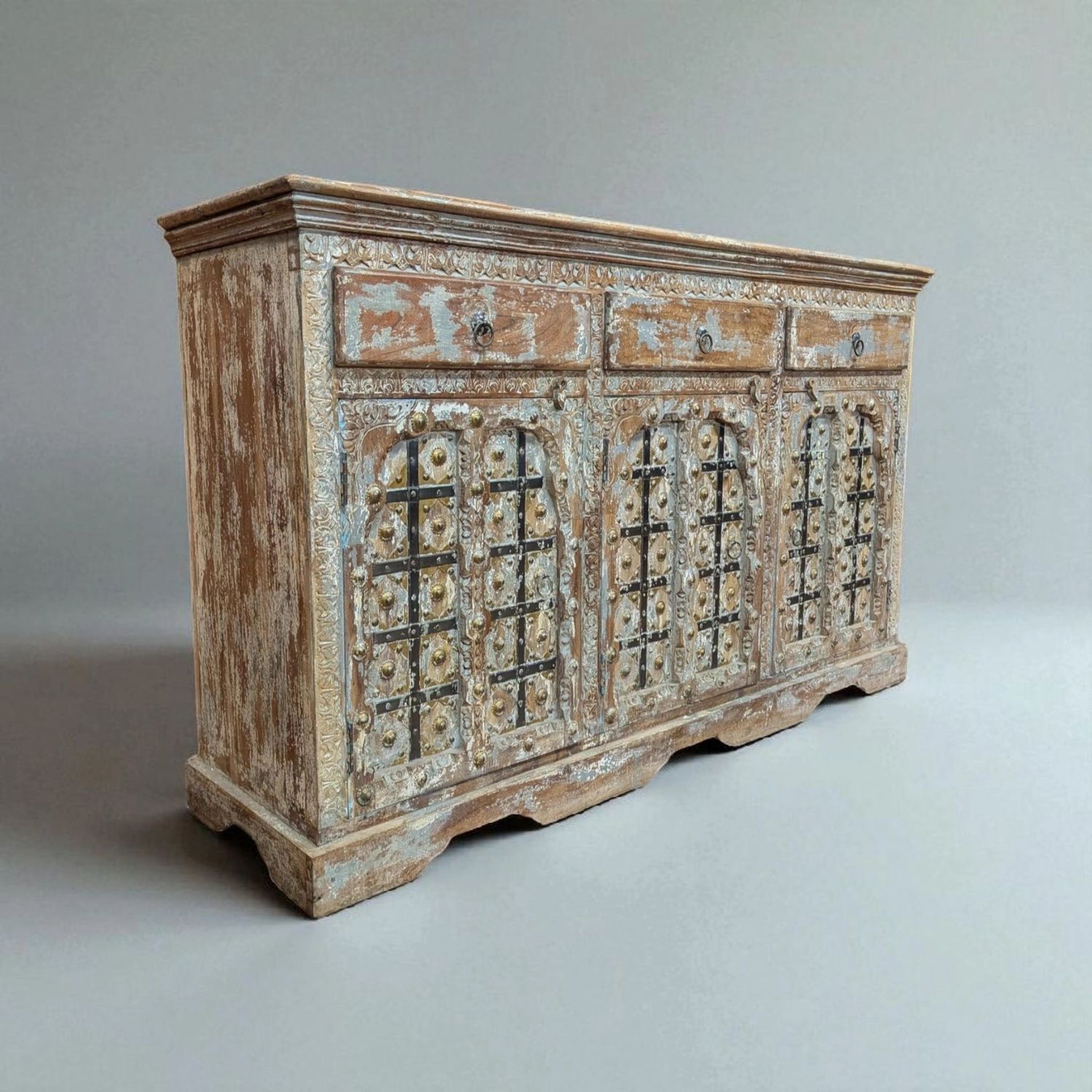 Bohemian dressoir houtsnijwerk en patina - landelijke kast met 3 lades in ibizastijl