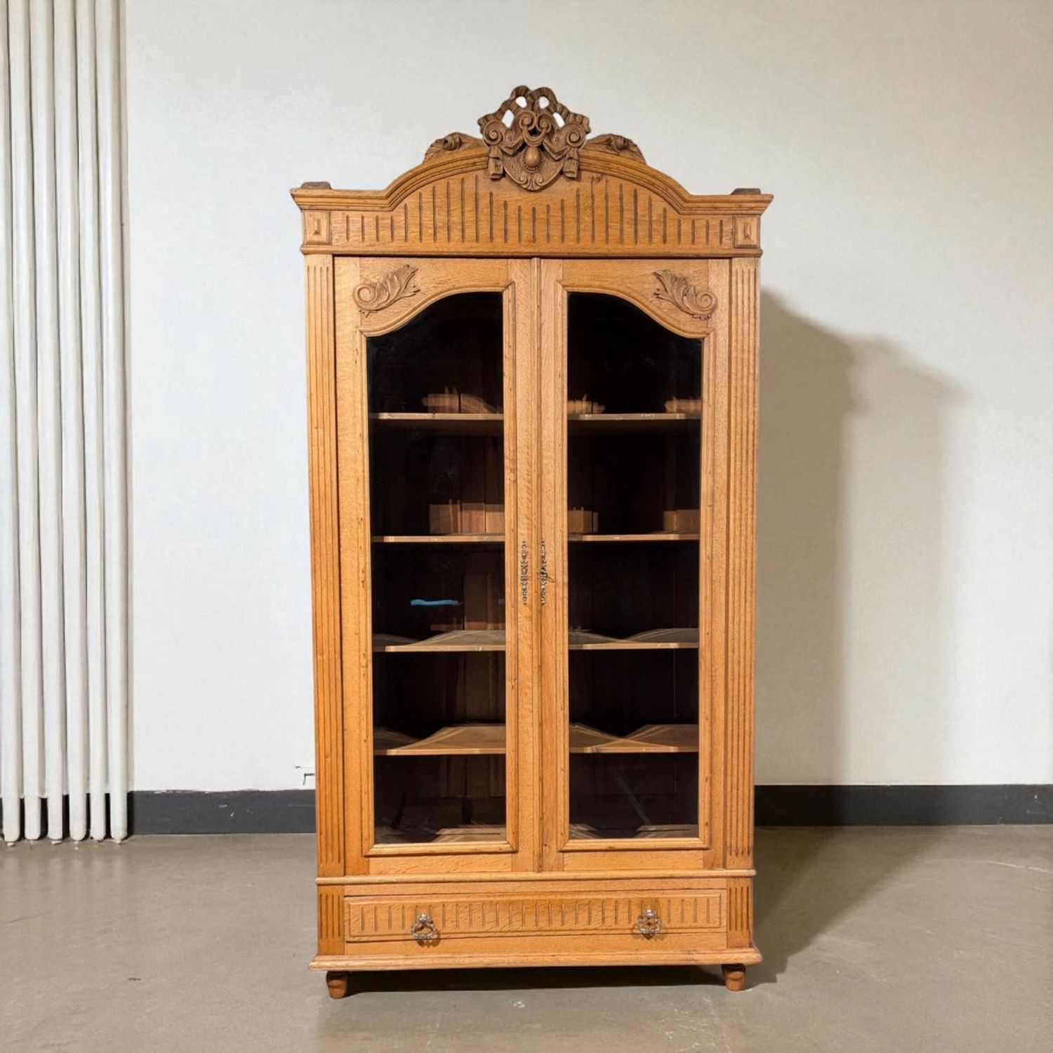 Vitrinekast antiek eikenhout – 2 deuren en 1 lade – H235 x B120 x D47
