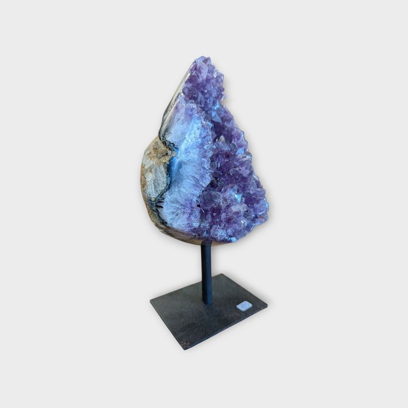 Amethist paars op standaard Brazilië – Edelsteen H21 x B11 cm