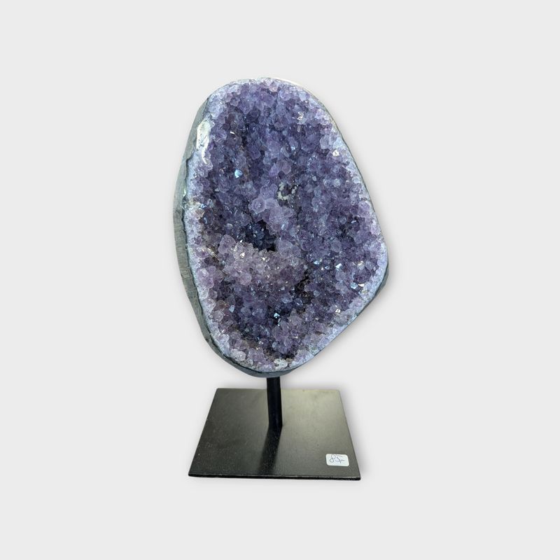 Amethist paars op standaard Brazilië – Edelsteen H22 x B12 cm