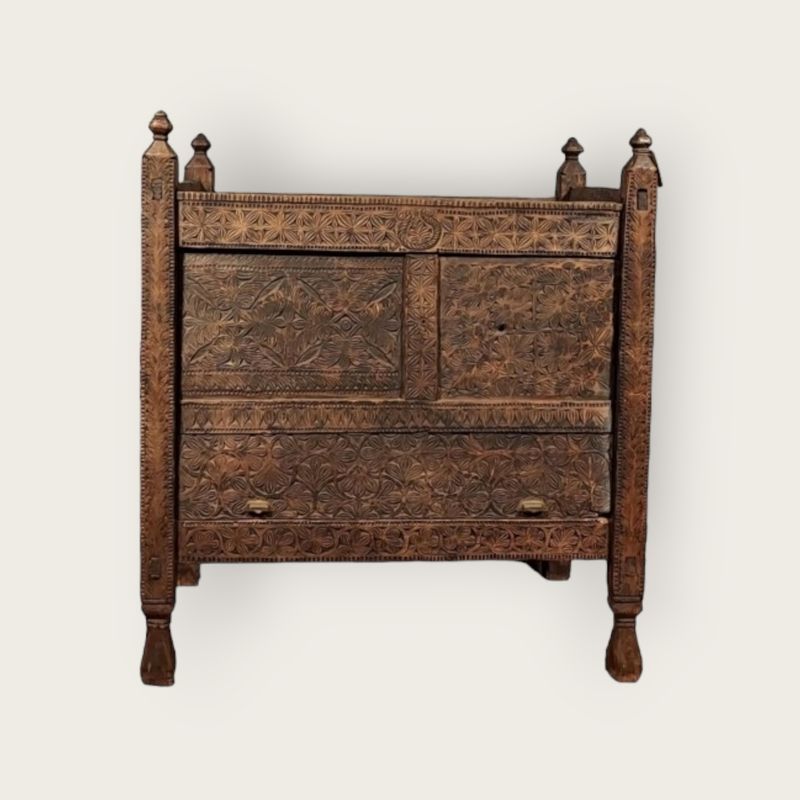 Armoire rurale unique et ancienne