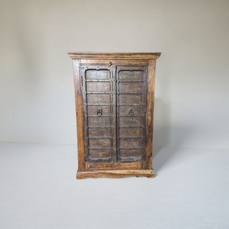 Oude authentieke India kast van massief hout met unieke handgemaakte details in landelijke en bohemian stijl - te koop bij woonwinkel in Goirle, regio Tilburg