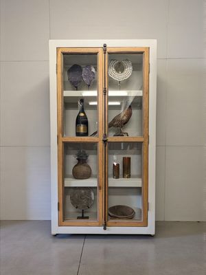 Handgefertigter Eichenholz-Vitrinenschrank mit Glastüren im skandinavischen Stil.