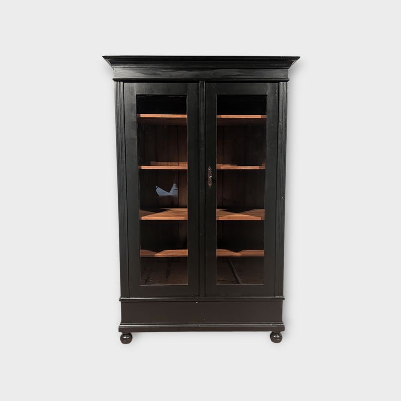 Vitrinekast Grenenhout Landelijk – Zwart met glazen deuren – H 188 x B 122 x D 64