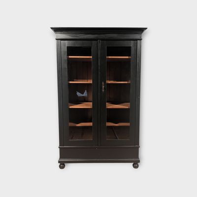 Vitrinekast Grenenhout Landelijk – Zwart met glazen deuren – H 188 x B 122 x D 64