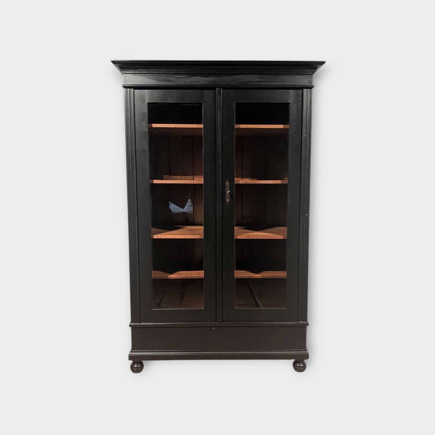 Vitrinekast Grenenhout Landelijk – Zwart met glazen deuren – H 188 x B 122 x D 64