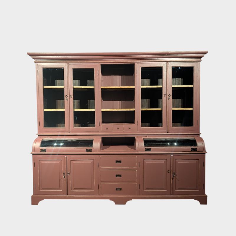 Grote grutterskast van massief teakhout met vitrinedeuren en bolglazen kleppen, oudroze auberginetint, Bastiaankast