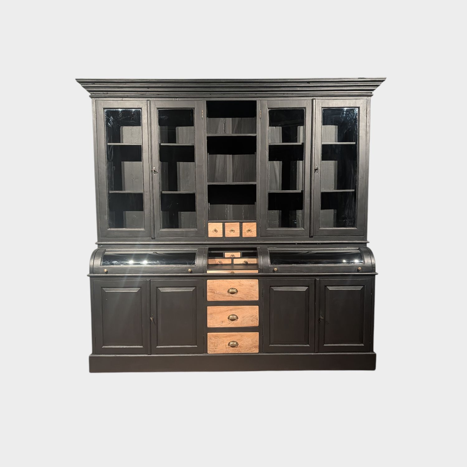 Teakhouten grutterskast zwart – landelijke buffetkast met karakter.