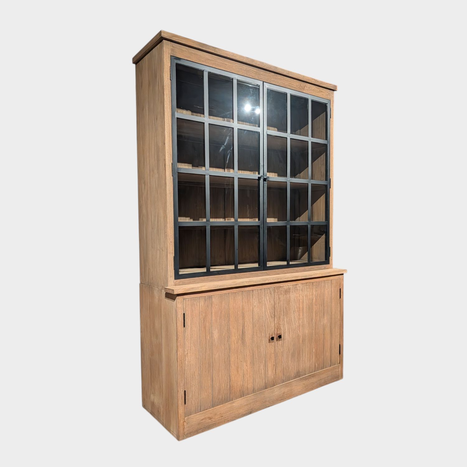 Buffet en chêne avec portes en métal noir – vitrine rustique et industrielle