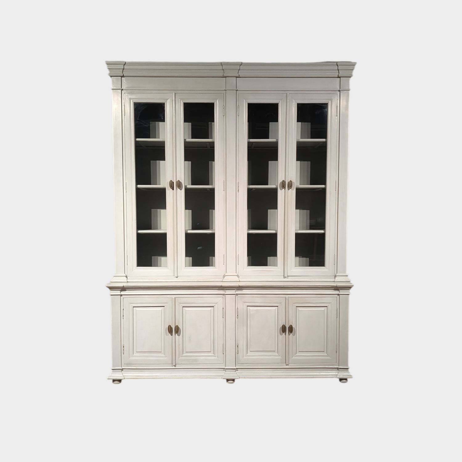 Extra hoge buffetkast 242 cm leemkleur – landelijke vitrinekast voor hoge plafonds Buffetkast warme grijze tint met vitrinedeuren en opbergruimte - Extra hoog model