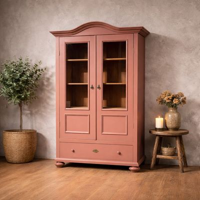 Vitrinekast – Grenen vitrinekast in oud roze met lade, landelijke stijl