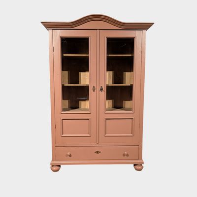 Vitrinekast – Grenen vitrinekast in oud roze met lade, landelijke stijl Oud roze grenen vitrinekast