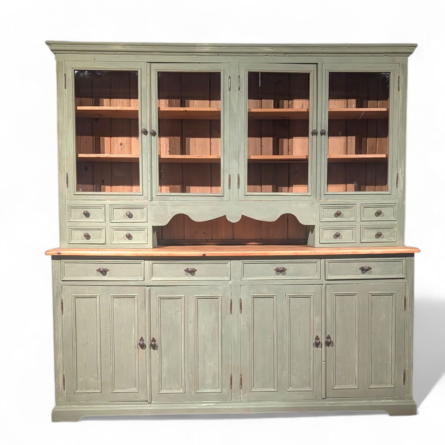 Buffet vitrine en pin peint à la chaux Olive – vaisselier de style campagnard