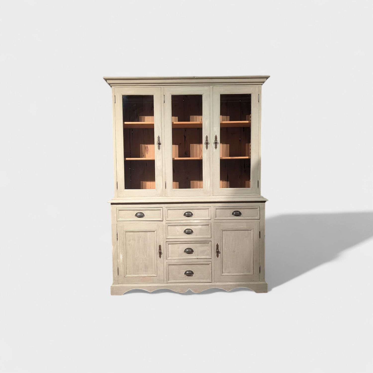 Buffet avec portes vitrées peintes en vert citron « Biscuit Belge », vitrine rustique en pin massif.