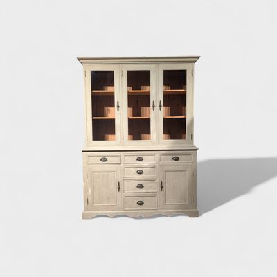 Buffetkast met vitrinedeuren in kalkverf Belgian Biscuit, landelijke vitrinekast van massief grenen hout.